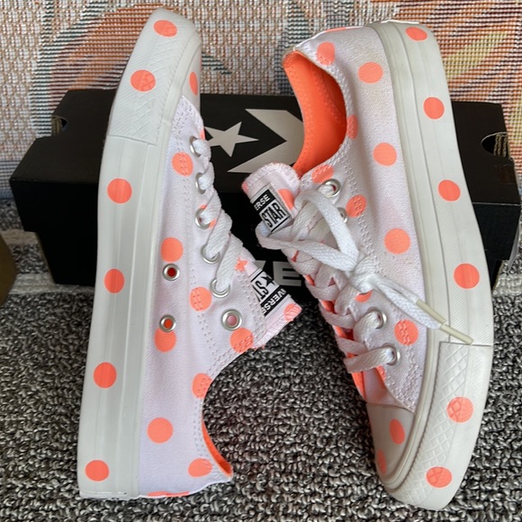 Converse WMNS 560629F
CTAS OX
WHITE/CRIMSON PULS Sneakers - Picture 12 of 16